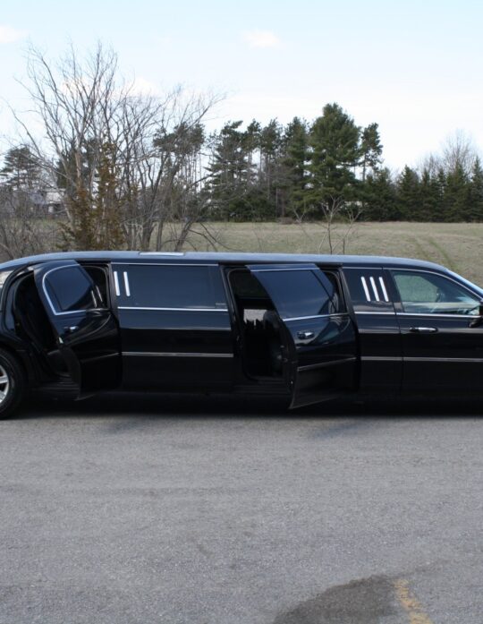 Black Strech Limousine 5 Doors in San Diego for prom, quinceanera, wedding, dinner, airport transfers and more