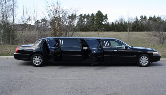 Black Strech Limousine 5 Doors in San Diego for prom, quinceanera, wedding, dinner, airport transfers and more